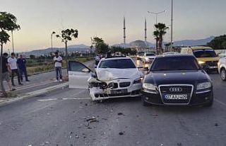 Kırmızı ışıkta zincirleme kaza: 5 yaralı