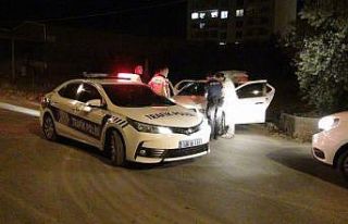 Kısıtlama saatinde polisin dur ihtarına uymadılar...