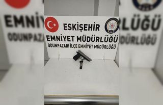 Kısıtlama saatlerinde tabanca ile yakalandı