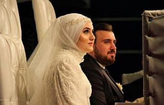 Kısıtlamasız cumarteside nikah kıydıran 41 çifte,...