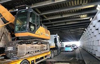 Konak’ta iş makinesi yüklü tır alt geçitte...