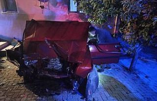 Kontrolden çıkan araç sağlık evinin bahçe duvarına...