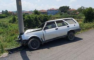 Kontrolden çıkan otomobil direğe çarptı: 3 yaralı