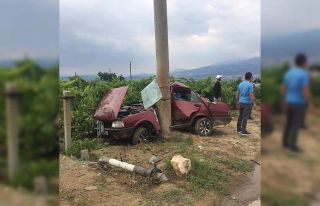 Kontrolden çıkan otomobil elektrik direğine çarptı:...