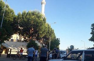 Kontrolsüz yola çıkan motosiklet, otomobile çarptı
