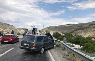 Kontrolü kaybedip bariyerlere girdi