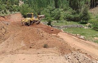 Köy yolunda genişletme ve düzenleme çalışması