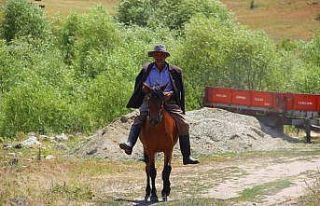 Köyünü satmak için her yolu deniyor, şimdi de...