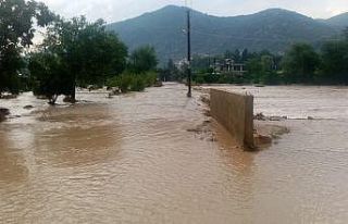 Kozan’da aşırı yağış sele neden oldu