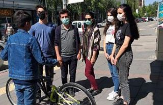 Küçük çocuğun bisiklet hayalini gerçekleştirdiler