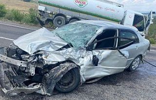 Kula’da kamyonla otomobil çarpıştı: 2 yaralı