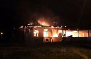 Kullanılmayan tek katlı ev alevlere teslim oldu