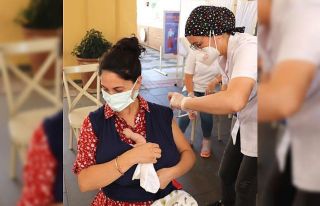 Kundakta bebeğiyle aşı oldu