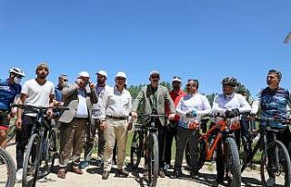 Kuraklığa dikkat çekmek için 200 bisikletli pedal...