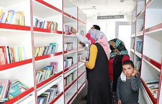 Kütüphane geziyor, mahalleli okuyor