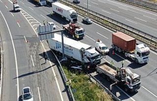 Kuzey Marmara Otoyolunda bariyerlere çarpan tır...