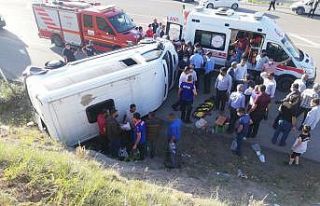 Lastiği patlayan minibüs devrildi: 8 yaralı