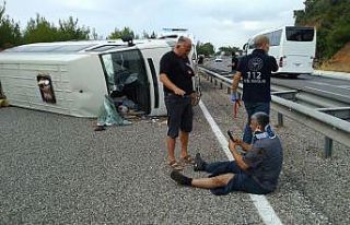 Lastiği yarılan kuruyemiş yüklü minibüs devrilip...