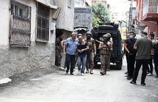 Linç edilmekten polis havaya ateş açarak kurtardı