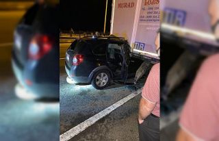 Lüks jip park halindeki tırın altına girdi: 1...