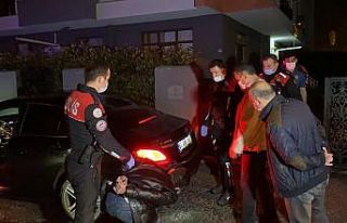 Lüks otomobil ’dur’ ihtarına uymadı, ara sokakta...