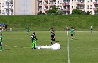 Maç ortasında sahaya inen paraşütçüye hakemden...