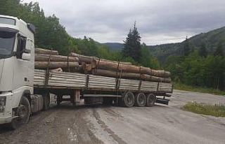Makaslayan tır yolu trafiğe kapattı