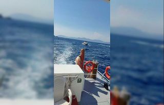 Makine dairesinde yangın çıkan teknedeki 2 kişi...