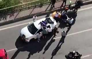 Maltepe’de hız yapan motokurye otomobilin tavanına...