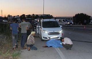 Manisa’da karşı şeride geçen otomobil takla...