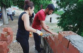 Manisalı gönüllüler köy okulunu yeniliyor