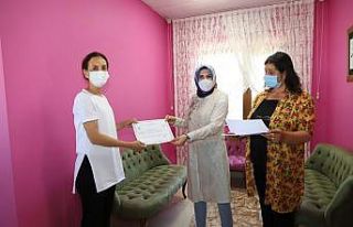 Mardin’de kadın kursiyerler sertifikalarını aldı