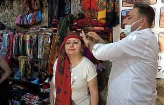 Mardin’e özgü şal bağlaması turistlerin ilgi...