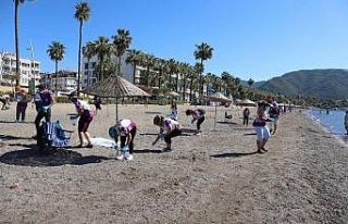 Marmaris’te 1 ton çöp toplandı