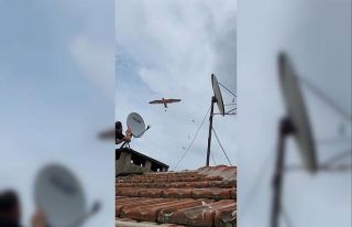 Martılar anten tamircisini çatıda rahat bırakmadı