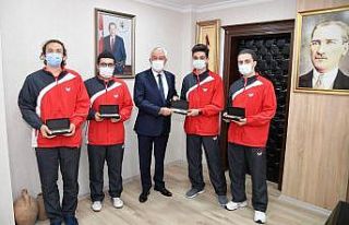 Masa tenisinde şampiyon oldular, mutluluklarını...