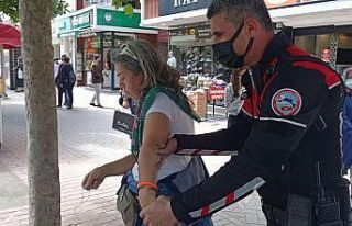 Maske takmayı reddeden kadın sözleriyle hem şaşırttı,...