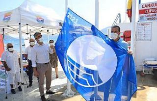 Mavi Bayraklı halk plajı tatilcileri bekliyor