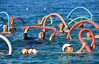 Mavi bayraklı plajda su cimnastiği başlıyor