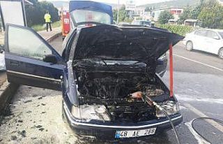Menteşe’de seyir halindeki araç alev aldı