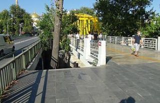 Merdivenlerden düşen adam hastanede yaşamını...