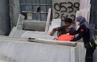 Mermer blokların altında sıkışan işçiyi itfaiye...