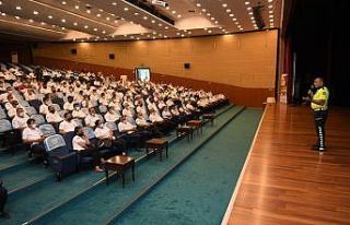 Mersin’de belediye şoförlerine ’trafikte önce...