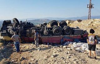 Mersin’de kamyon devrildi: 2 yaralı