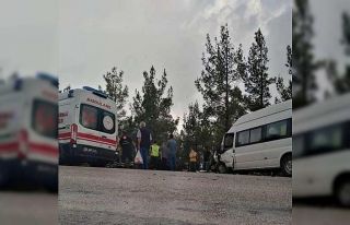 Mersin’de servis aracı ile otomobil çarpıştı:...