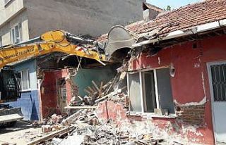 Metruk binalar tek tek yıkılıyor