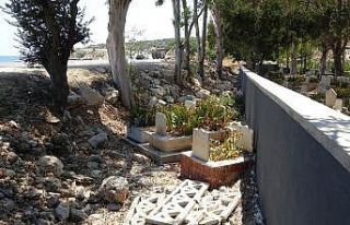 Mezarlığa duvar örüldü kabirler dışarda kaldı