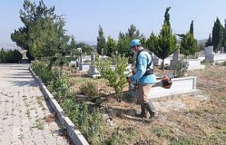 Mezarlıklarda bayram temizliği devam ediyor