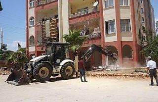 Mezitli’de binalardaki kaçak bölümler belediye...