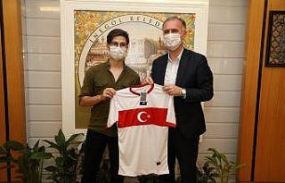 Millî forma talihlileri hediyelerini aldı